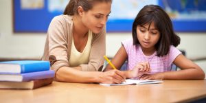 656a3987719ab046e022aeeb_297018-conheca-o-papel-do-orientador-educacional-na-formacao-dos-estudantes1